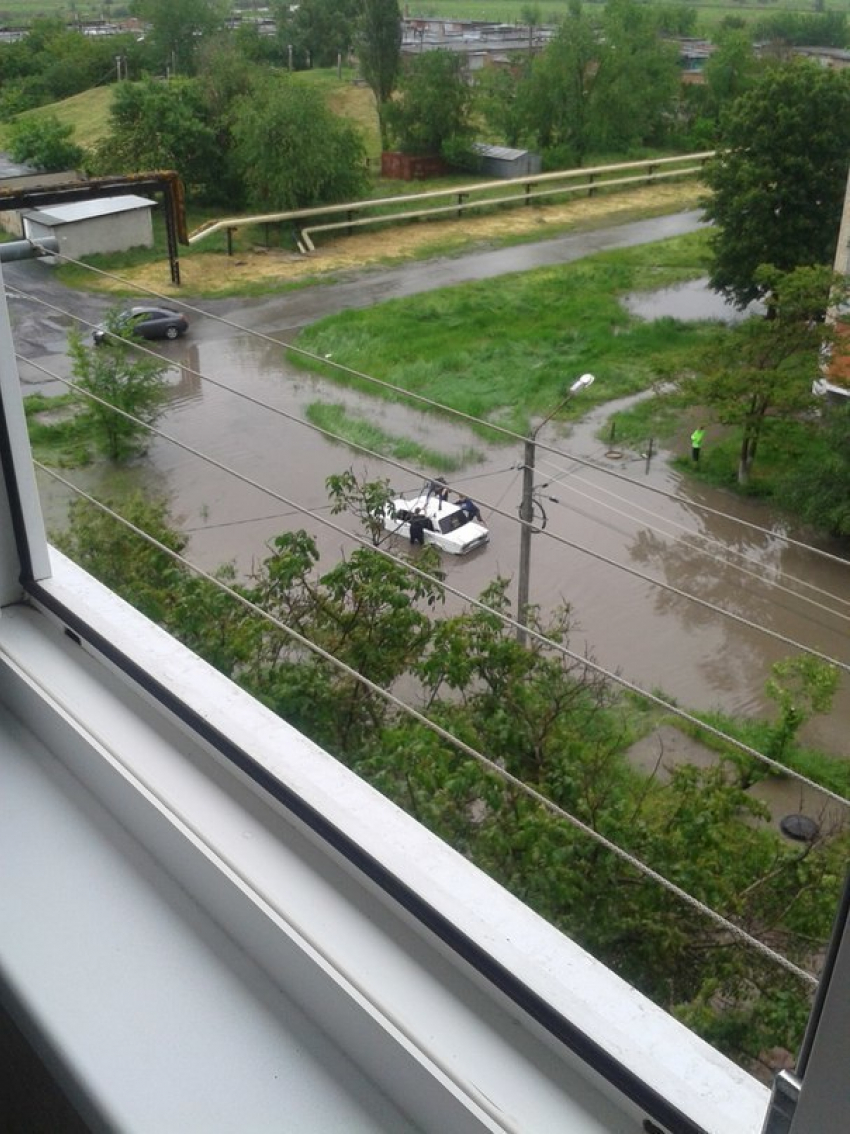 В Новочеркасске из-за ливня поплыли машины 
