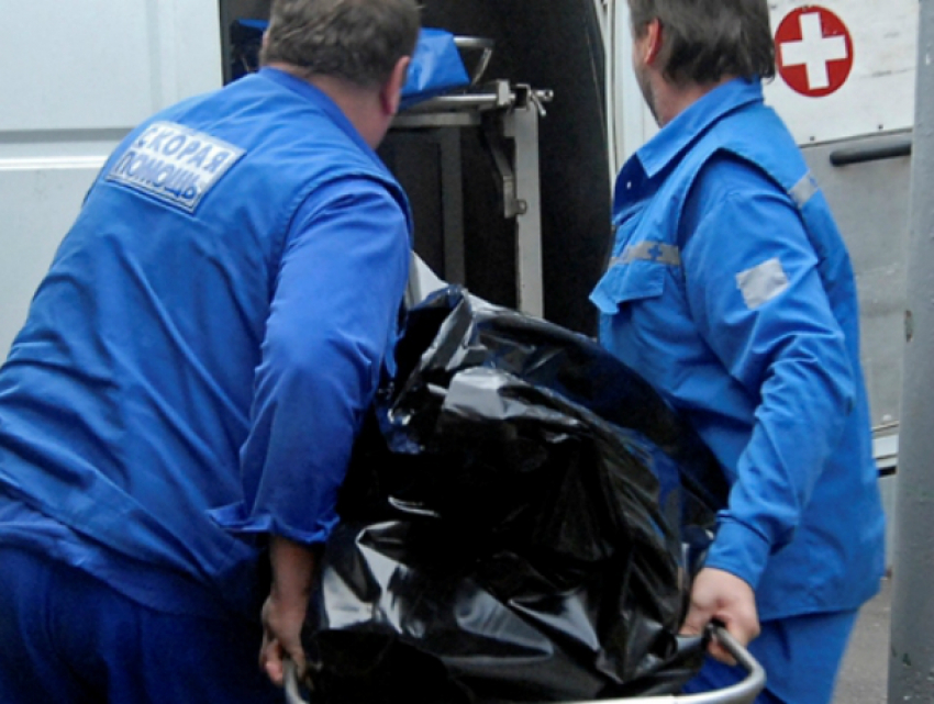 Мужчина упал на скользкой улице в Ростове и погиб