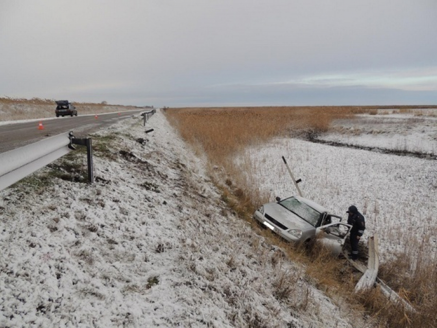 В Ростовской области водитель «Приоры» погиб, вылетев со скользкой трассы