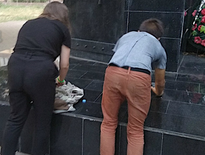 Подростки превратили в мусорку и нарокпритон памятник жертвам сталинских репрессий в Ростове