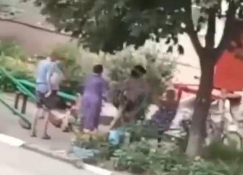В Азове женщина избила пенсионерку и столкнула ее с лавочки
