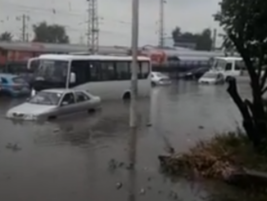 Плывущие на затопленный вокзал авто и мусорные жбаны попали на видео в Новочеркасске