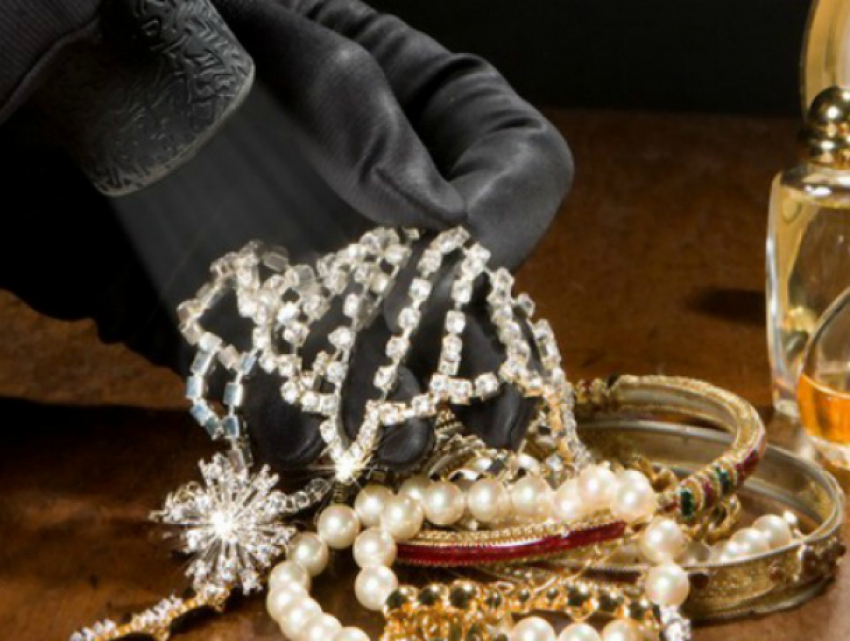 Рецидивист из Ростовской области оставил без драгоценностей даму в Подмосковье  