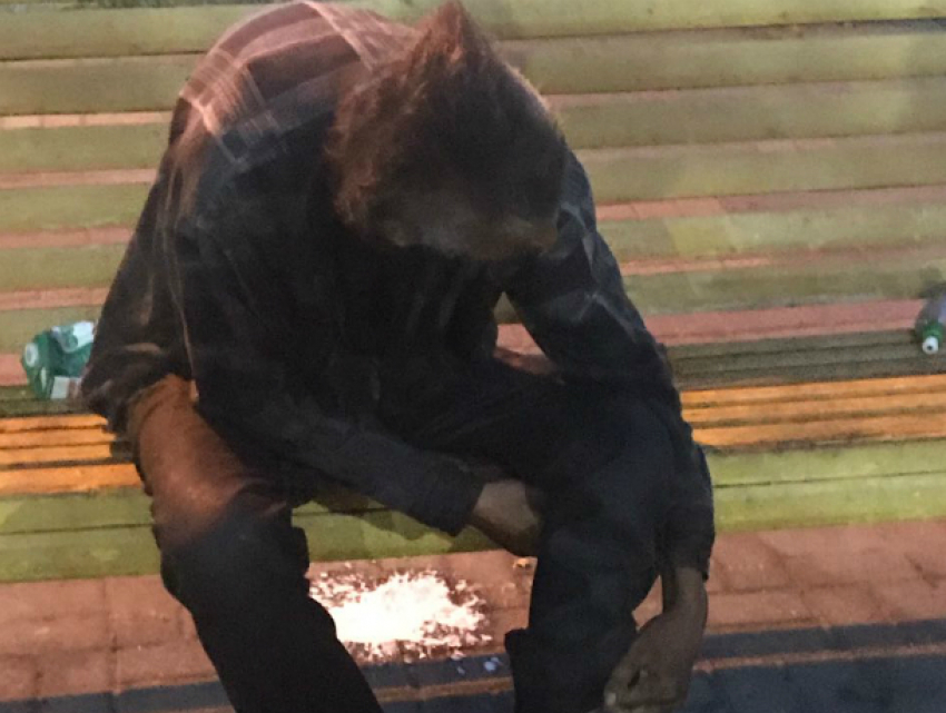 Скорая помощь отказалась забирать гниющего заживо мужчину в парке Ростовской области на видео