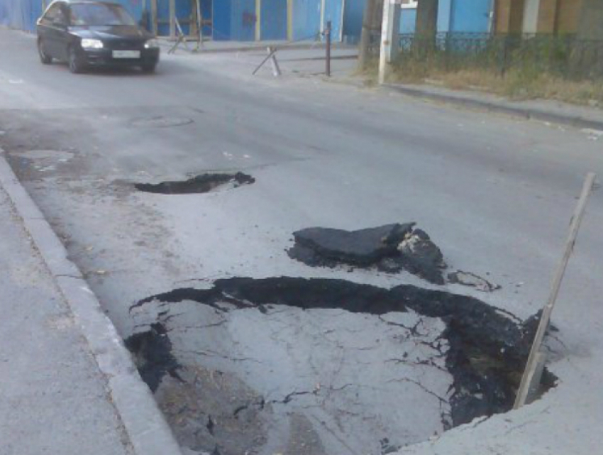 Устрашающих размеров ямы обнаружили горожане в центре Ростова