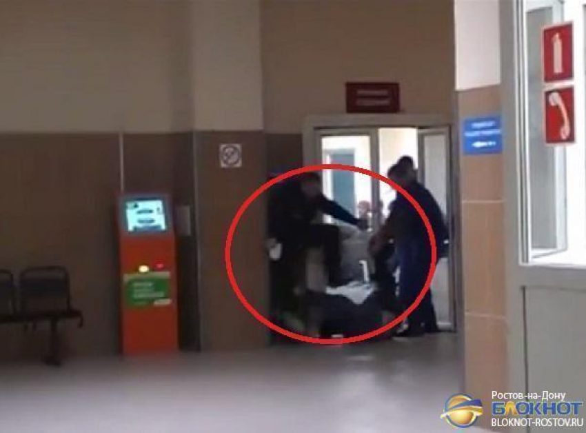 В БСМП Ростова охранники жестоко избили доставленного на освидетельствование пациента. Видео