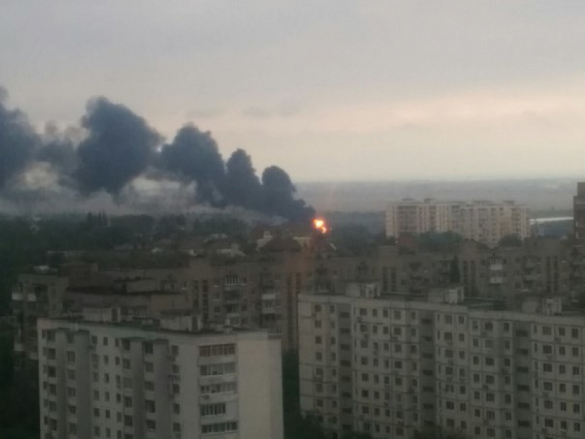 В Ростове горят две цистерны с битумом 