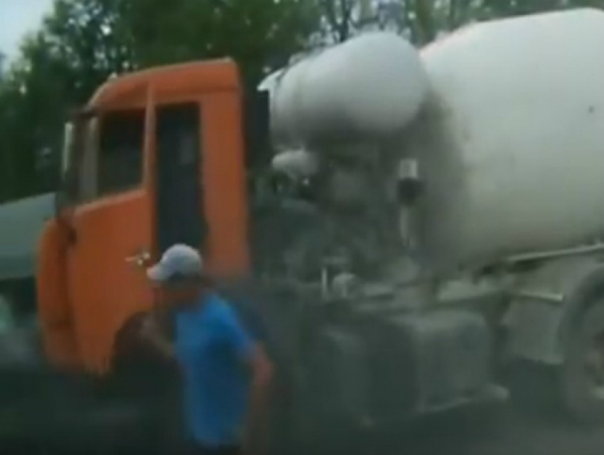 Стремительный и жесткий «поцелуй» иномарки с бетономешалкой на трассе под Ростовом попал на видео