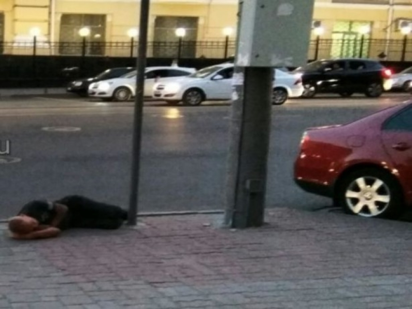 Смелый, дерзкий и свободный бунтарь захрапел рядом с полицией в Ростове