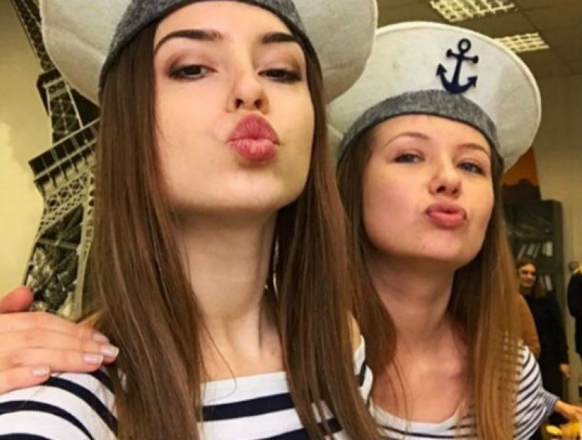 12 красивых девушек Ростова игриво показали себя мужчинам в тельняшках и гимнастерках