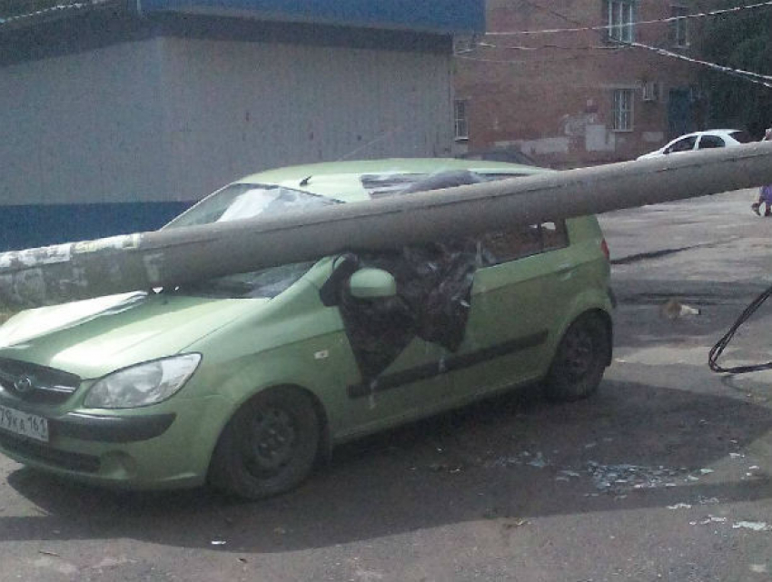 Тяжелый бетонный столб раздавил маленький автомобиль в Ростове