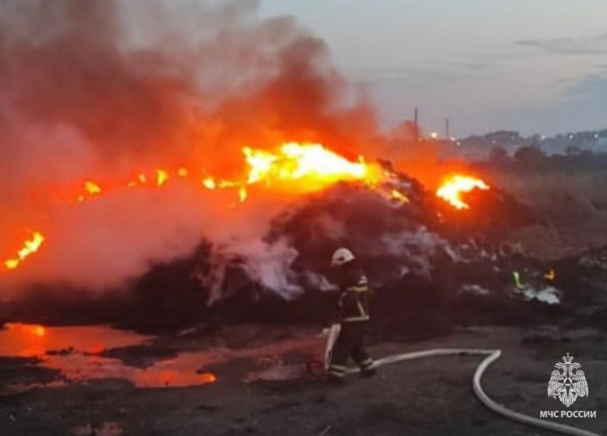 В Азове ликвидировали крупный пожар возле складов ГСМ