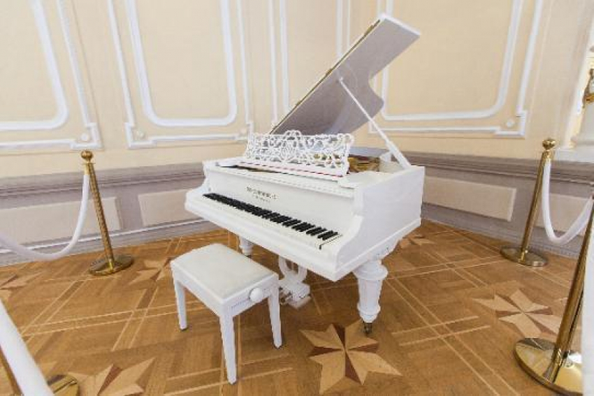 Ростовскому молодежному театру подарили концертный рояль 