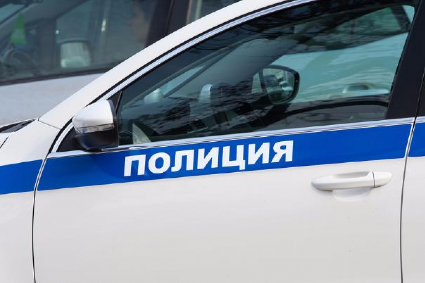 На трассе М-4 «Дон» «КамАЗ» врезался в легковушку: три человека пострадали