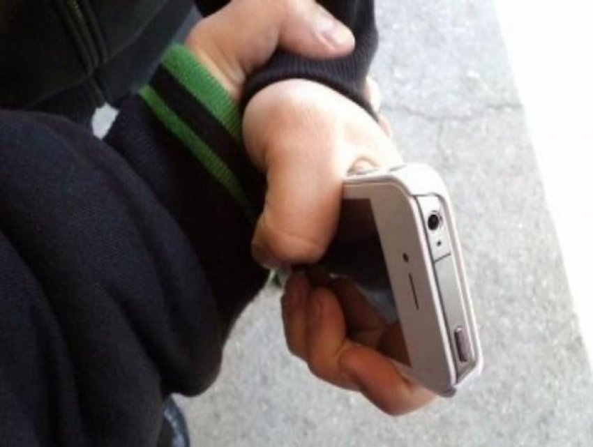 Молодой человек избил прохожего в Ростове и похитил дорогой мобильник