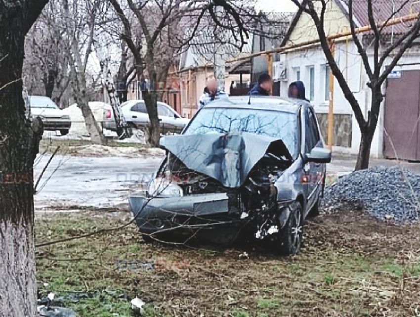 Яма на дороге и беспечность стали причиной ДТП в Новочеркасске 