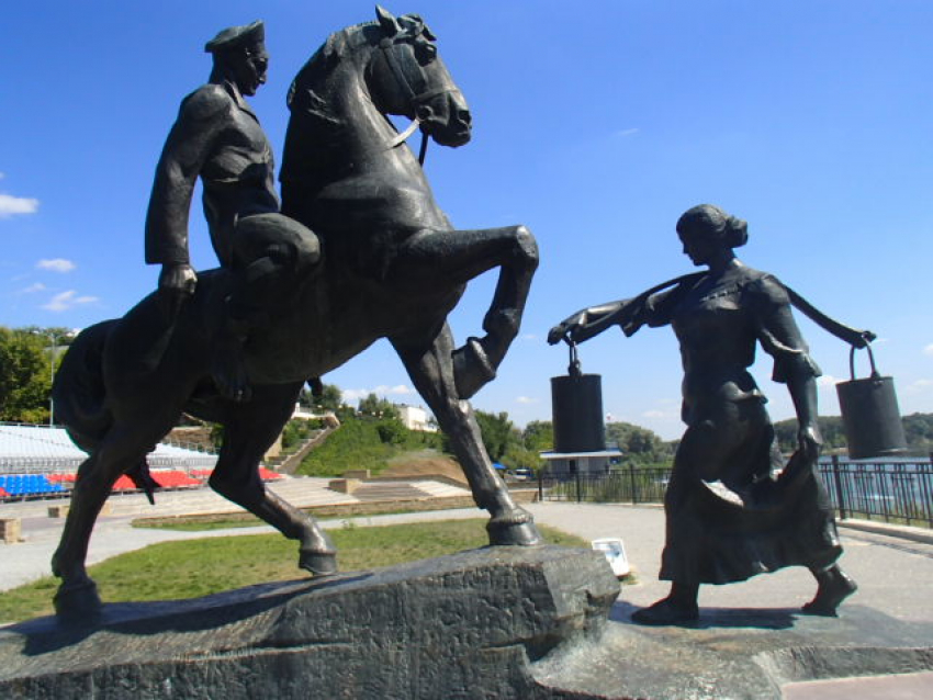 Памятник «Григорию и Аксинье» в станице Вешенской десятки лет радует жителей Ростовской области