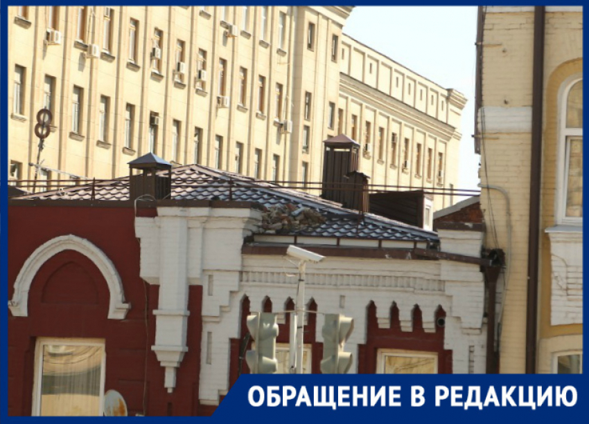 «А если кирпич упадет на голову?»: ростовчанка пожаловалась на опасный мусор на крыше дома в центре города