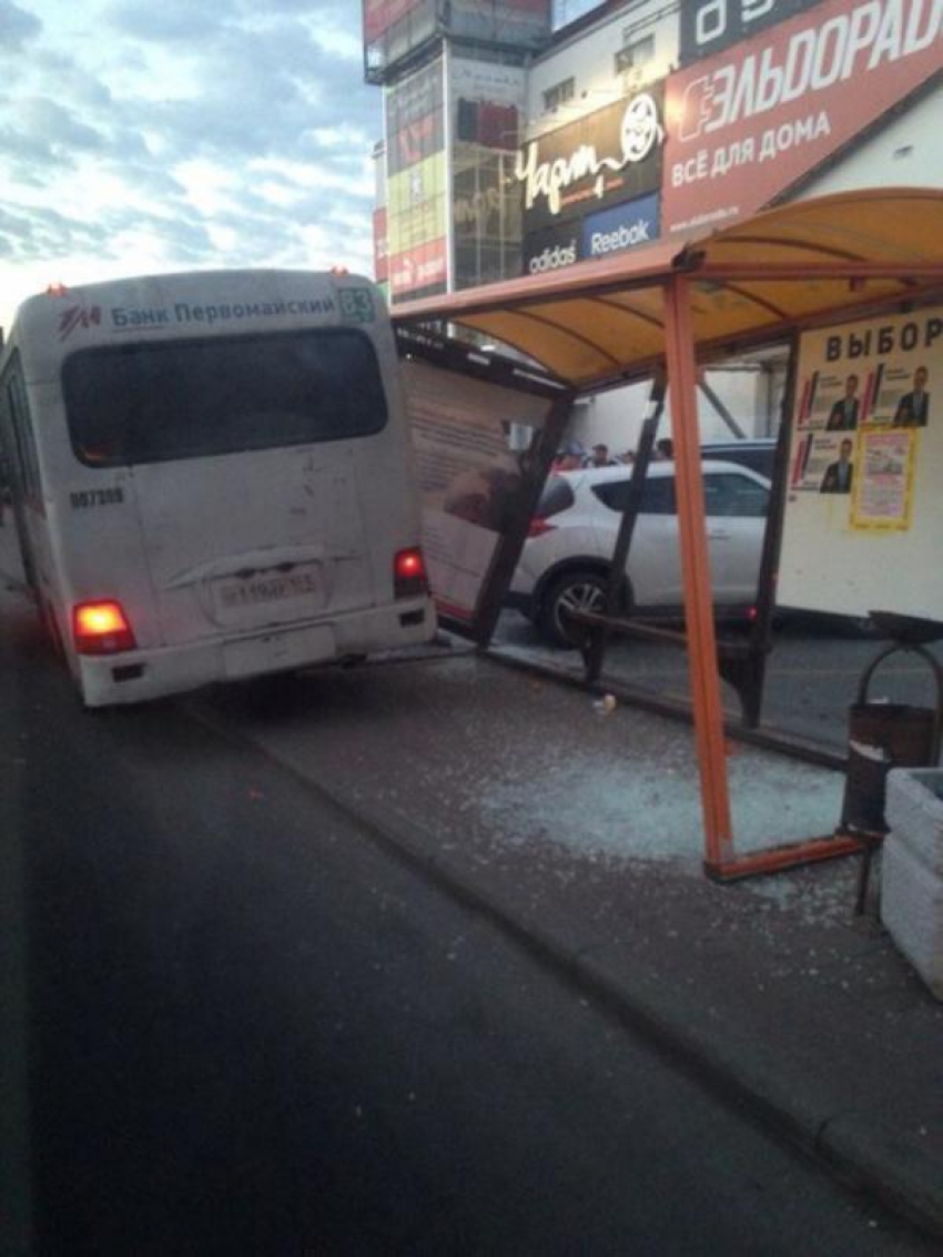 Маршрутка протаранила остановку в Ростове