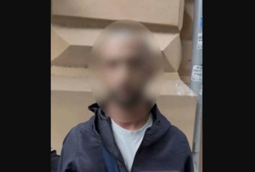 В Ростове у 21-летнего парня из карманов и квартиры достали десятки свертков с наркотиками
