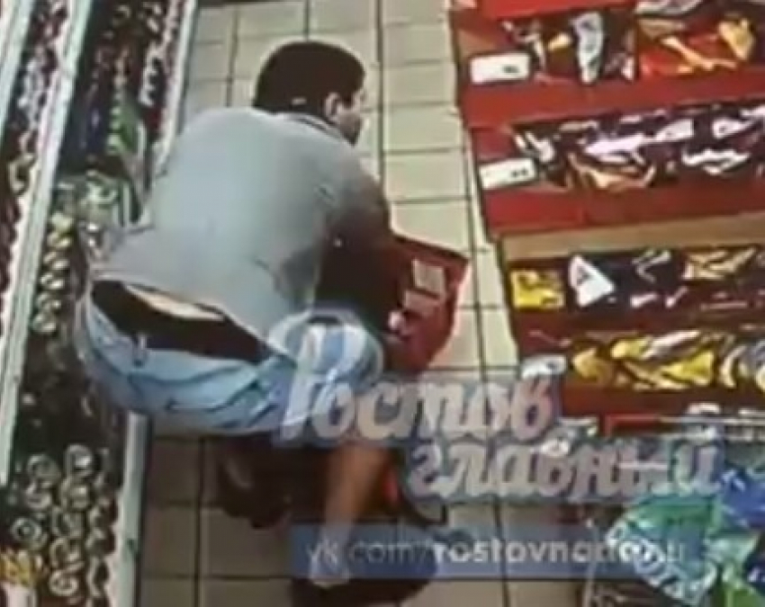 Продуктов на целую зарплату утащил в рюкзаке мужчина из супермаркета Ростова на видео