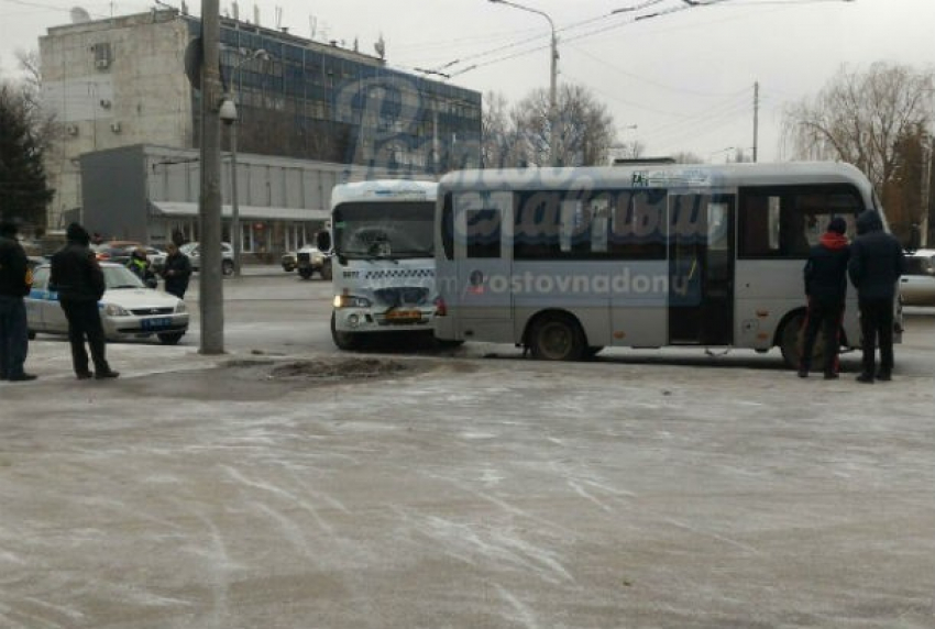 Женщина получила «острое» повреждение в ДТП с двумя маршрутками у Дворца культуры в Ростове