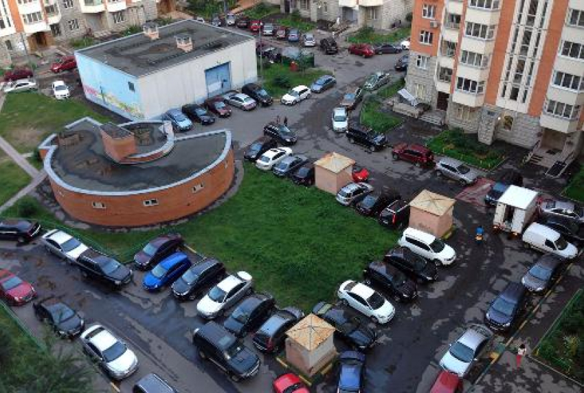 Чиновники хотят регулировать дорожное движение внутри ростовских дворов