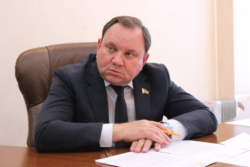 Больше известен скандалами, чем новостями с сайта госдумы депутат Виктор Дерябкин