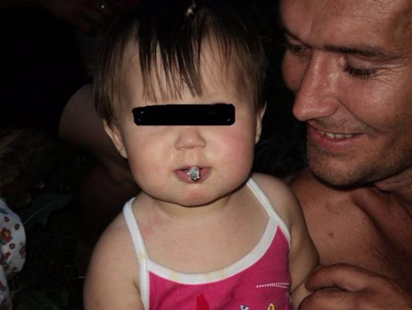 Фотография курящей двухлетней девочки рядом с отцом шокировала ростовчан 