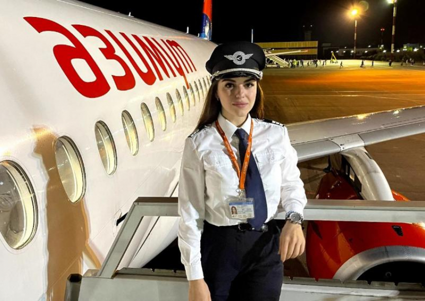 В ростовской авиакомпании «Азимут» начала работать первая женщина-пилот