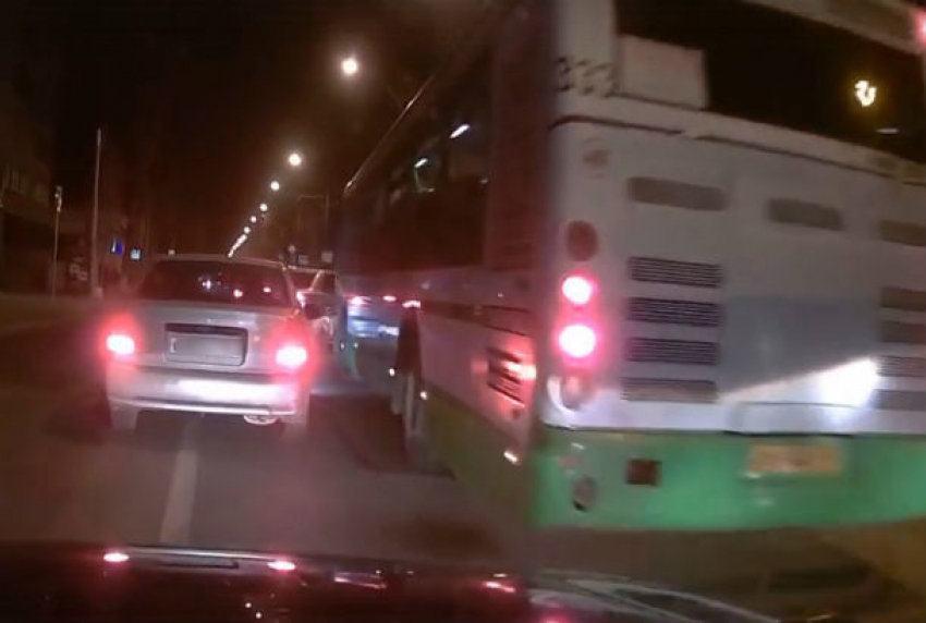 Возмущенные горожане накинулись на автора видео с массовыми нарушениями на дороге в Ростове