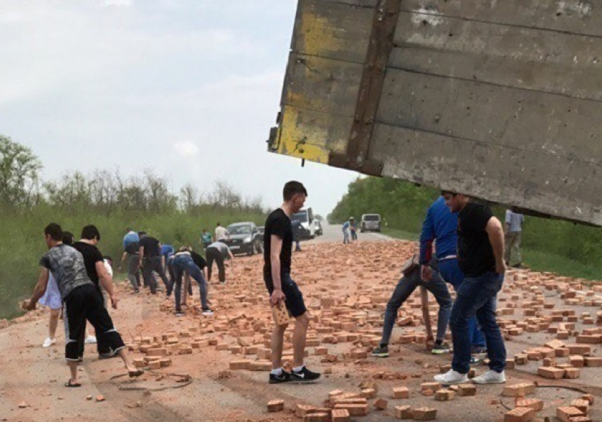 Высыпавшиеся кирпичи после ДТП с грузовиком заблокировали трассу между Ростовом и Сальском