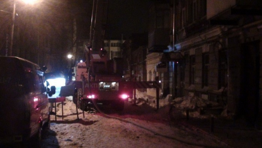 В центре Ростова горит трехэтажный жилой дом: огнем охвачено более 300 кв. м