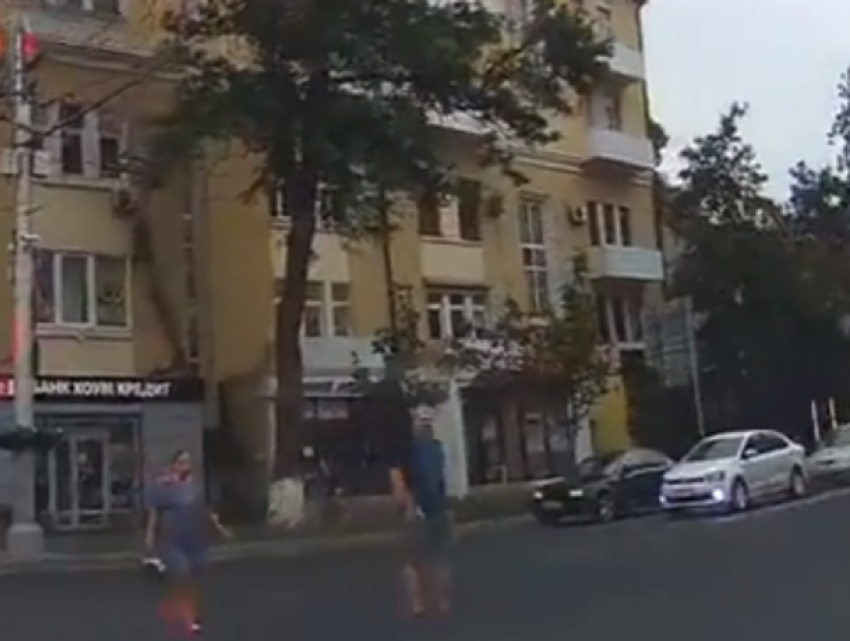 Прыгающие под колеса «бессмертные» пешеходы взбесили ростовских автолюбителей на видео