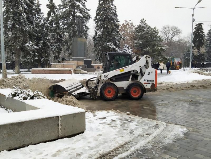 Власти Ростова убирают  город от снега при помощи нового реагента