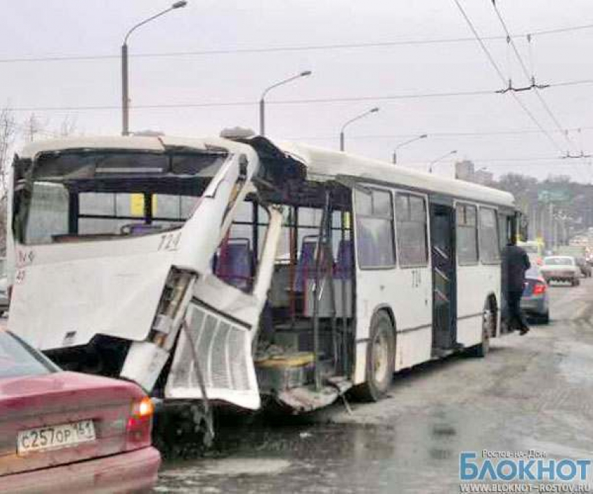 В Ростове столкнулись автобус и трамвай, один пассажир травмирован 
