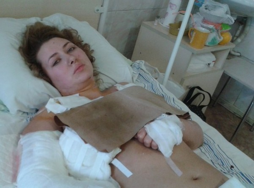 23-летнюю девушку, оставшуюся без руки и ноги после взрыва в Донецке, доставили в Ростов