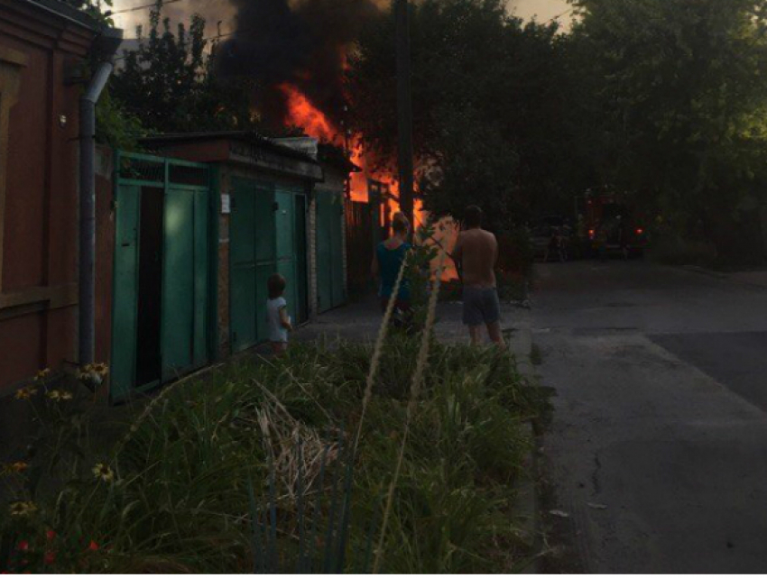 Прохожие на руках оттащили чужой автомобиль от горящего дома в частном секторе Ростова