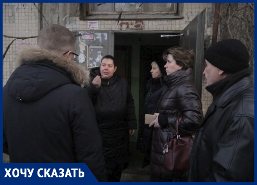 «Натуральные фашисты»: к жителям дома на Кривошлыковском пришли опечатывать квартиры