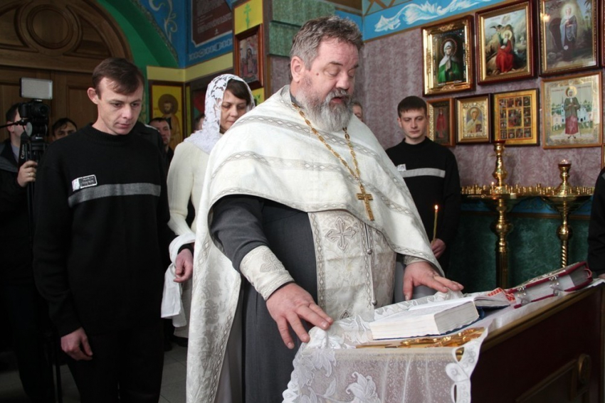 Впервые в храме Батайска при колонии строгого режима осужденный обвенчался с женой