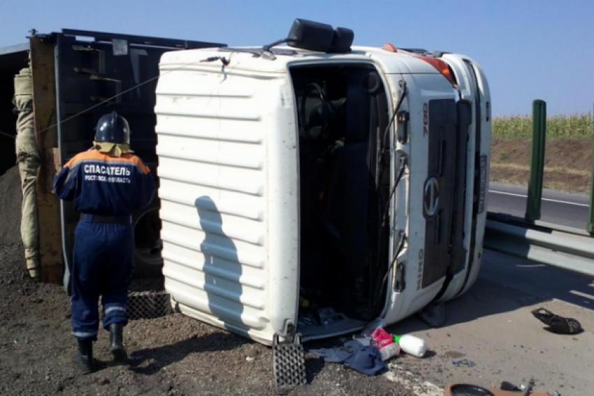 В Ростовской области на трассе М-4 «Дон» перевернулся грузовик «Ивеко"