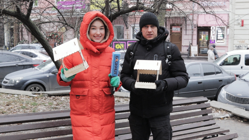 Кормушки для птиц в центре города повесили «Блокнот Ростов» и общественник