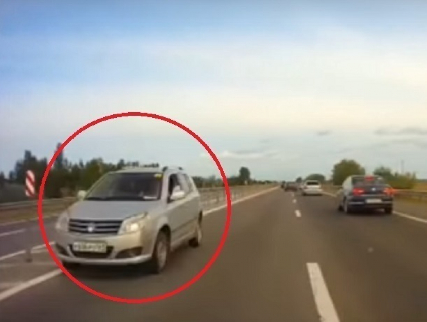 Проезд деда по встречной полосе под Ростовом шокировал автомобилистов и попал на видео