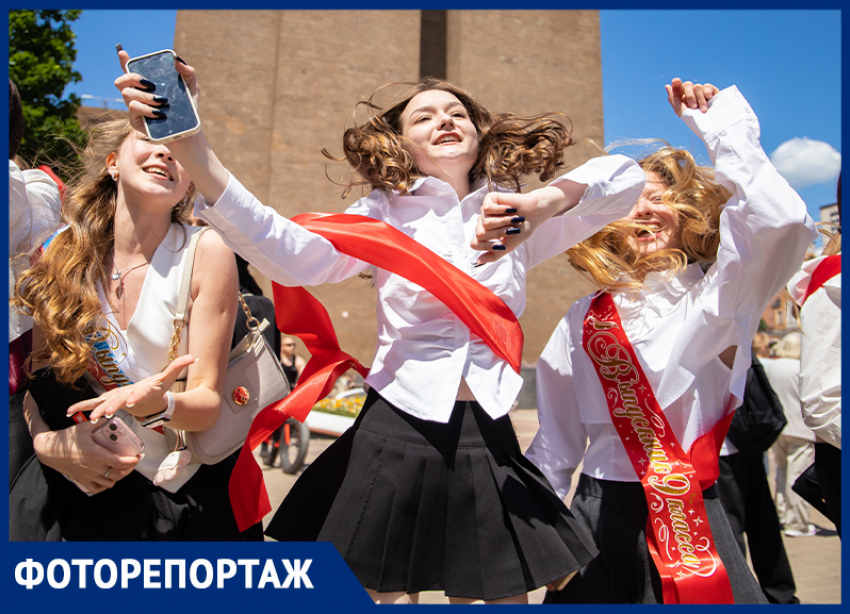 Последние звонки прозвучали в школах Ростова: ленты, фартуки и прощание со школой