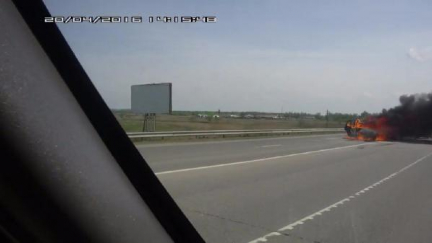 Под Ростовом на трассе загорелся «Крайслер»