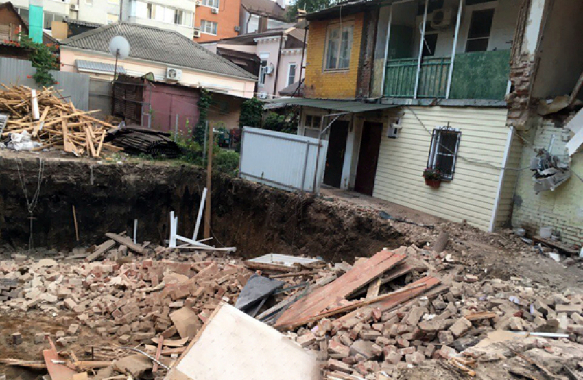 Стену дома в центре Ростова обрушили строители-самовольщики