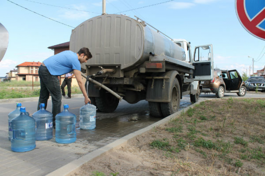 Жители элитного поселка Беловодье роют скважины, чтобы обеспечить себя водой