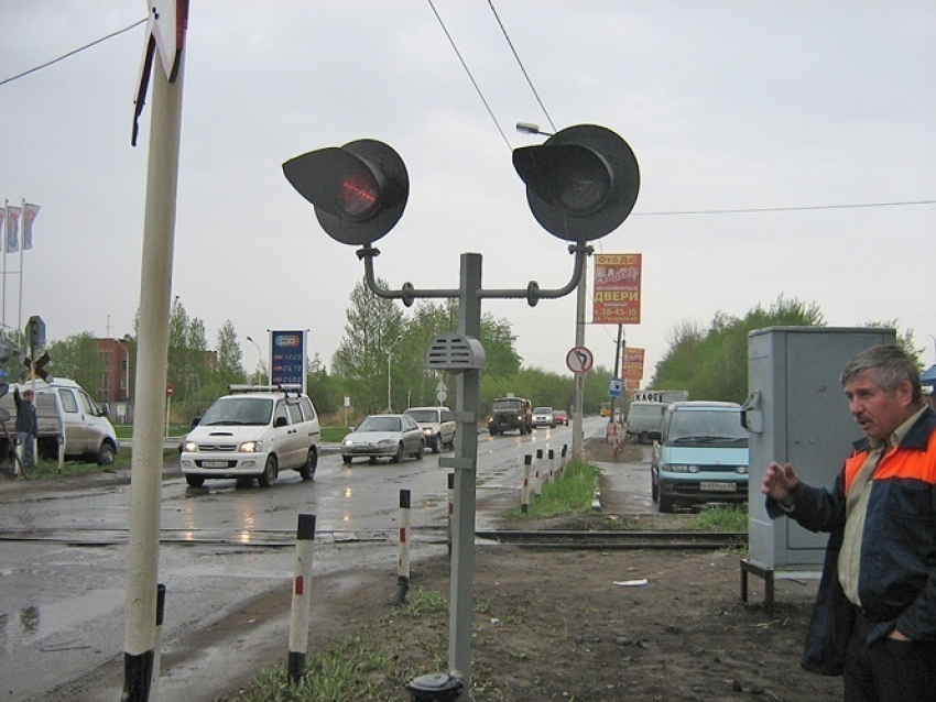 В Ростовской области товарный поезд сбил «малолитражку» на переезде 
