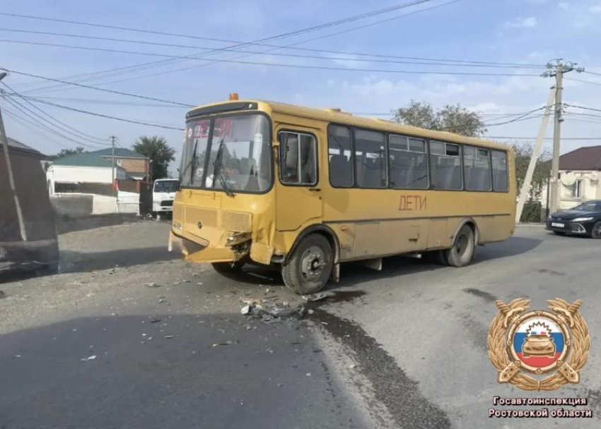 Школьный автобус с 16 детьми попал в ДТП под Ростовом 