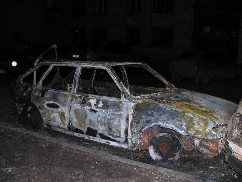 За выходные в Ростове сгорело четыре автомобиля 